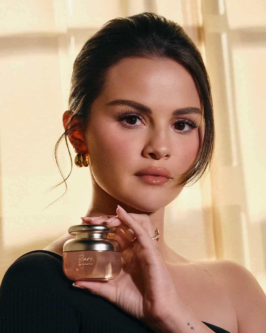 SnapInsta.to 525429406 18421550356098631 2454485170064961298 n min Evo kako da vam parfem traje duže tokom leta