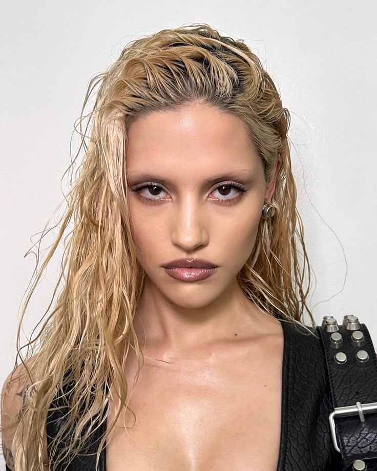 SnapInsta.to 534994508 18491997130068191 7217535392747332150 n TikTok kaže da je sada in izgledati umorno, a to dokazuje Tired Girl makeup trend