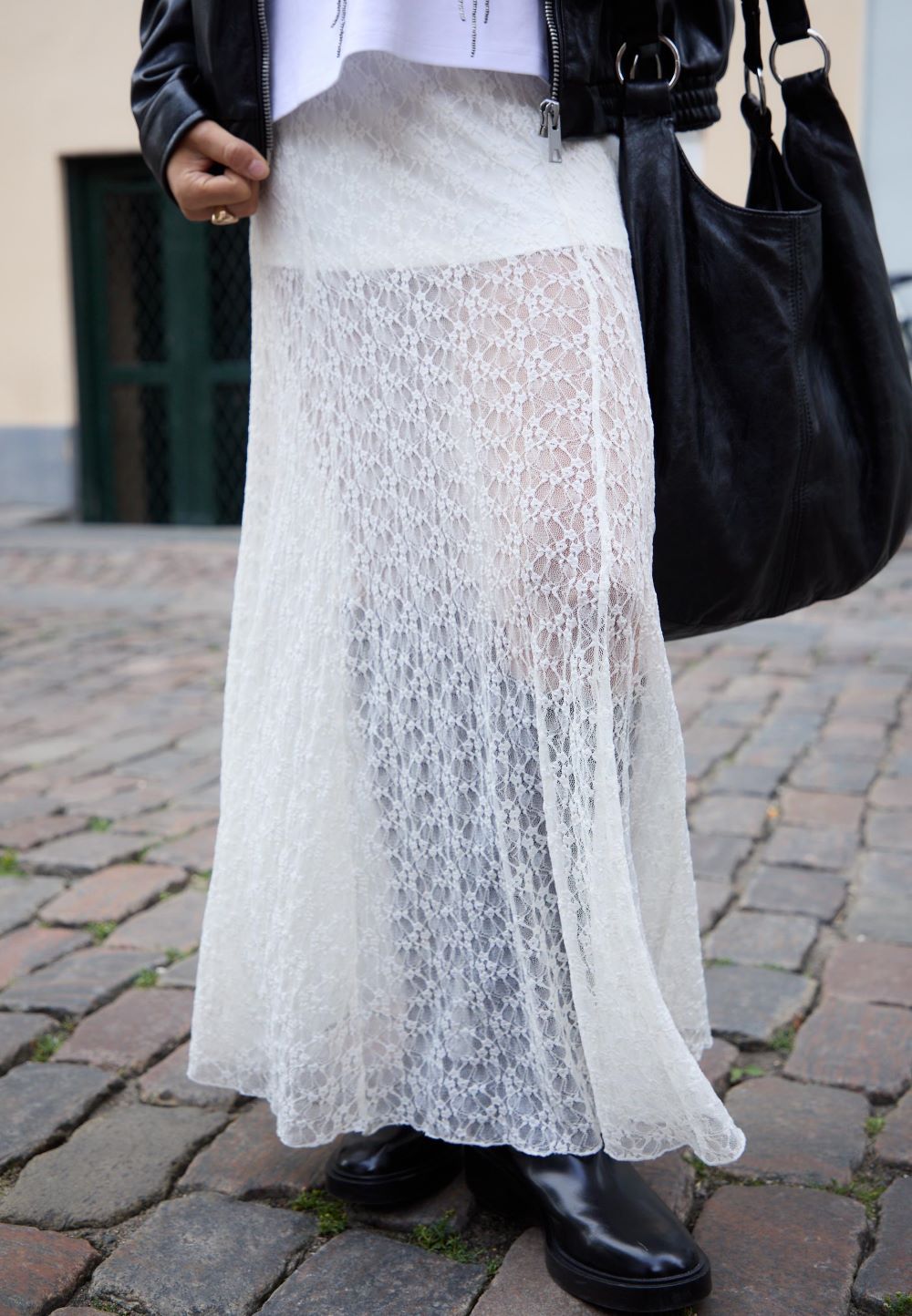 Jesenja Stradivarius kolekcija ima cool komade, izdvojili smo naše favorite midi suknja od cipke min Jesenja Stradivarius kolekcija ima cool komade, izdvojili smo naše favorite