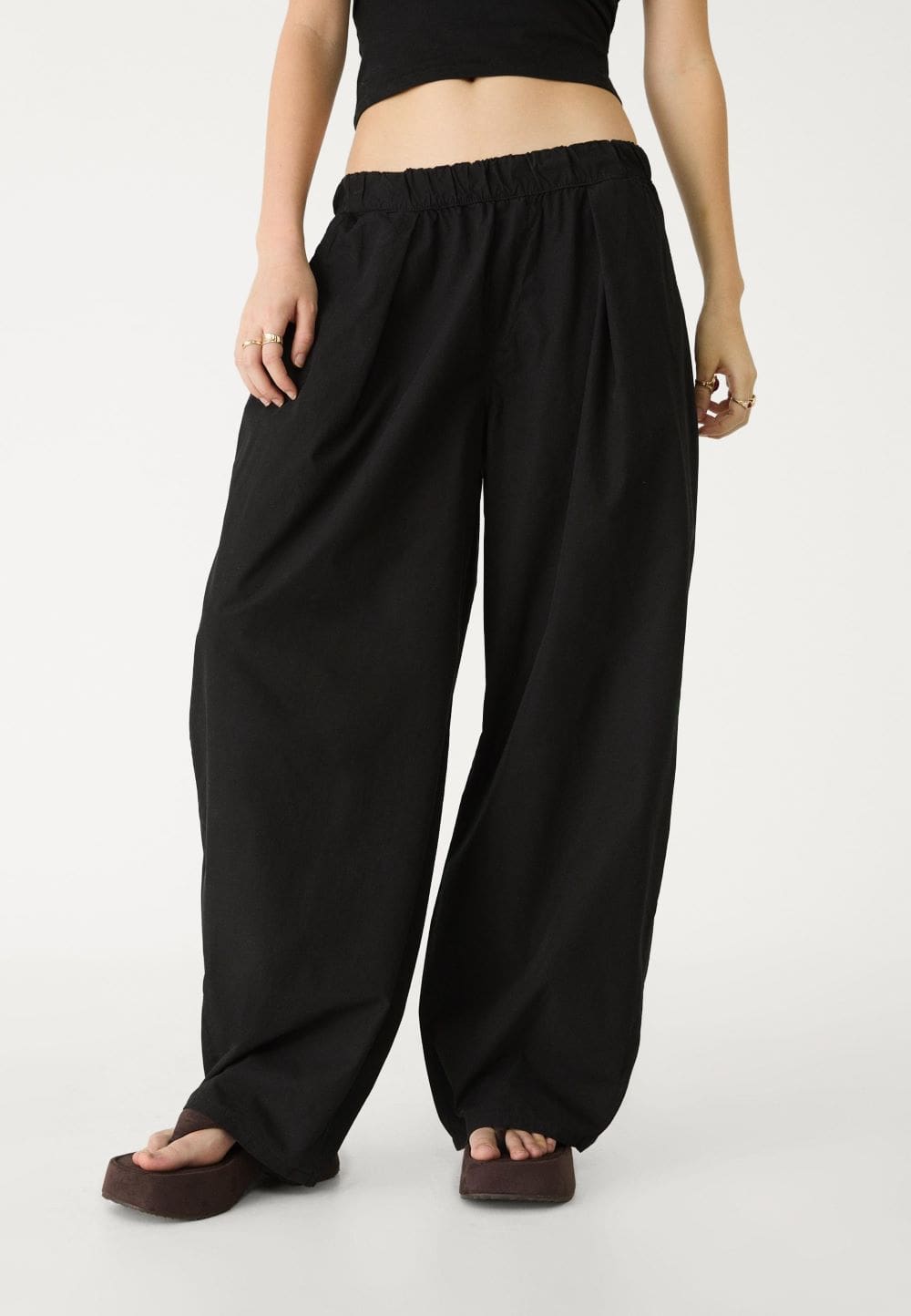 Jesenja Stradivarius kolekcija ima cool komade, izdvojili smo naše favorite stradivarius barrel pantalone min Jesenja Stradivarius kolekcija ima cool komade, izdvojili smo naše favorite