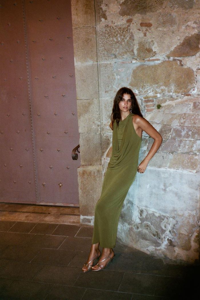 Izabrali smo najbolje Massimo Dutti, Zara i H&M komade koji izgledaju skupo zara drapirana haljina min Izabrali smo najbolje Massimo Dutti, Zara i H&M komade koji izgledaju skupo