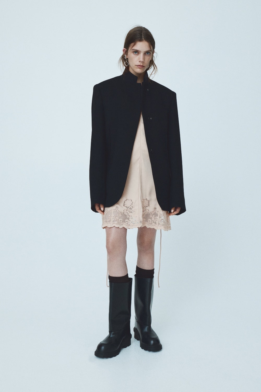 H&M Studio AW25 kolekcija je inspirisana brutalističkom estetikom 1301238002 202502 LB 0548 2 min H&M Studio AW25 kolekcija je inspirisana brutalističkom estetikom