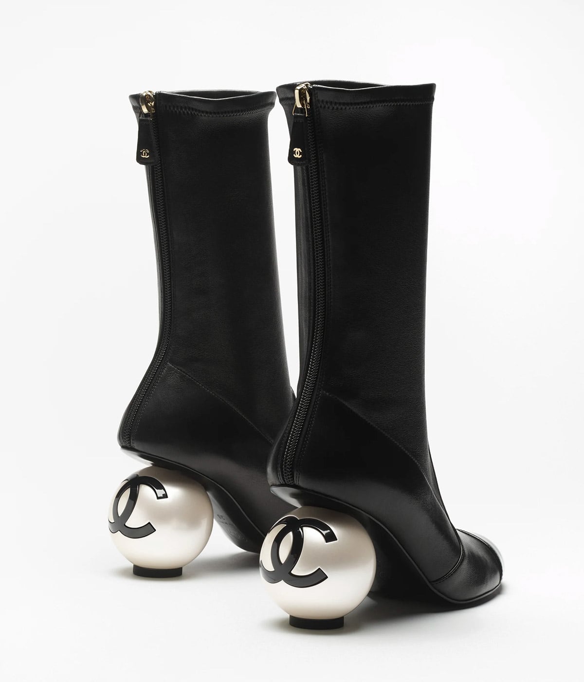 Da li su ove Chanel biserne čizme najlepše koje smo videli? Chanel MID CALF Pearl BOOTS 2025 4 min Da li su ove Chanel biserne čizme najlepše koje smo videli?