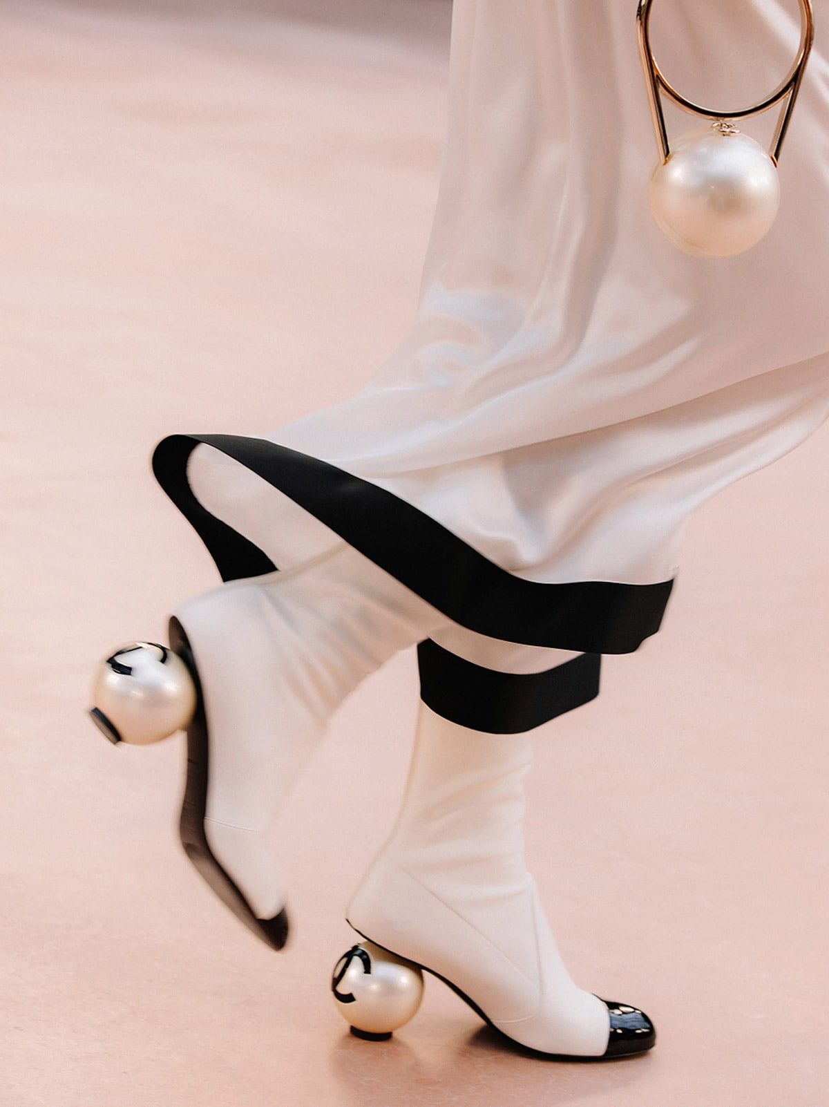 Da li su ove Chanel biserne čizme najlepše koje smo videli? Chanel MID CALF Pearl BOOTS 2025 min Da li su ove Chanel biserne čizme najlepše koje smo videli?