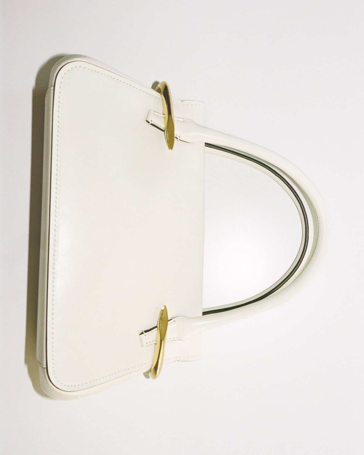 GIVENCHY FW25 SHOW ACCESS SAM HELLMANN 4x5 41 min Nova Givenchy torba je odgovor na sve modne dileme