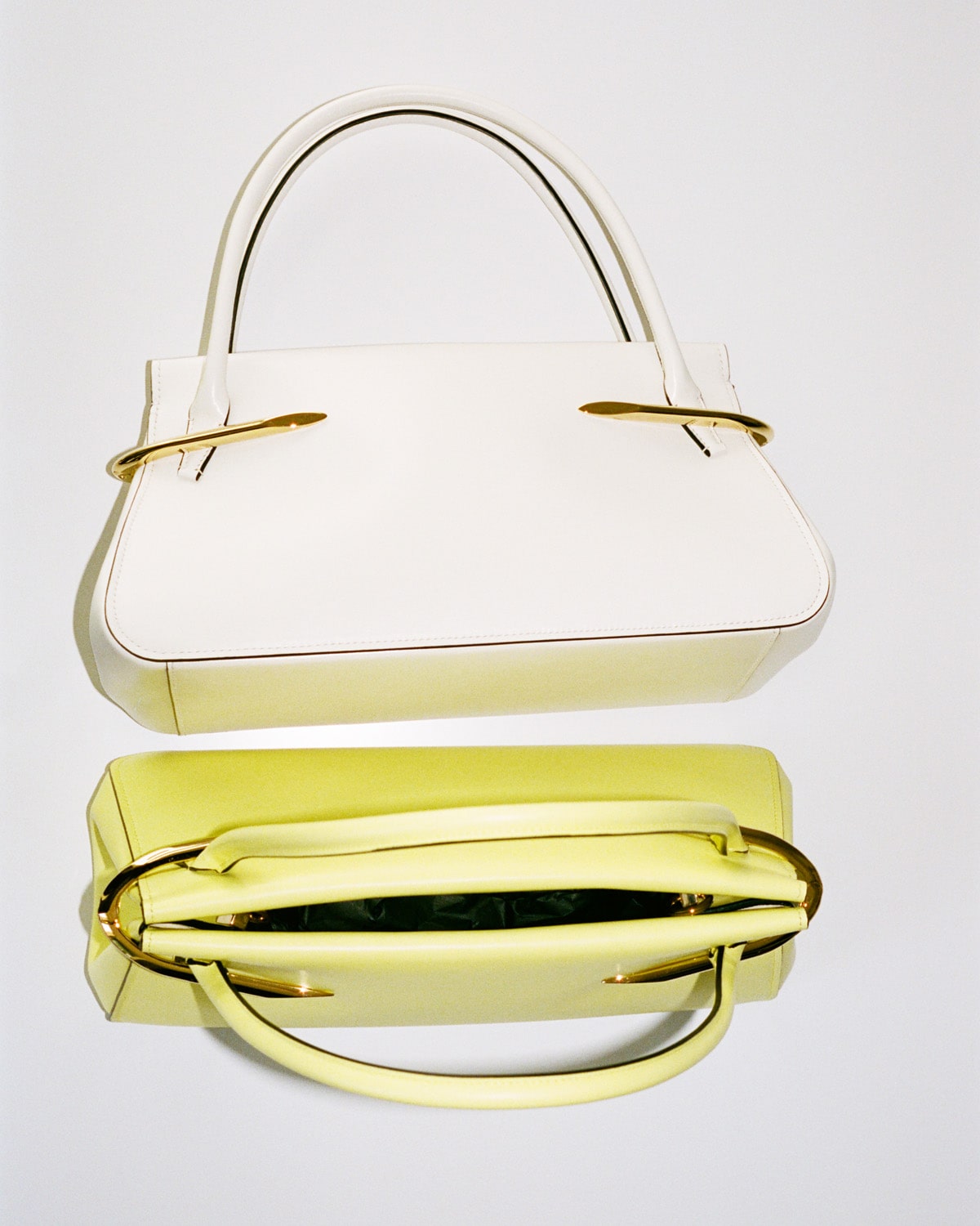 GIVENCHY FW25 SHOW ACCESS SAM HELLMANN 4x5 55 min Nova Givenchy torba je odgovor na sve modne dileme