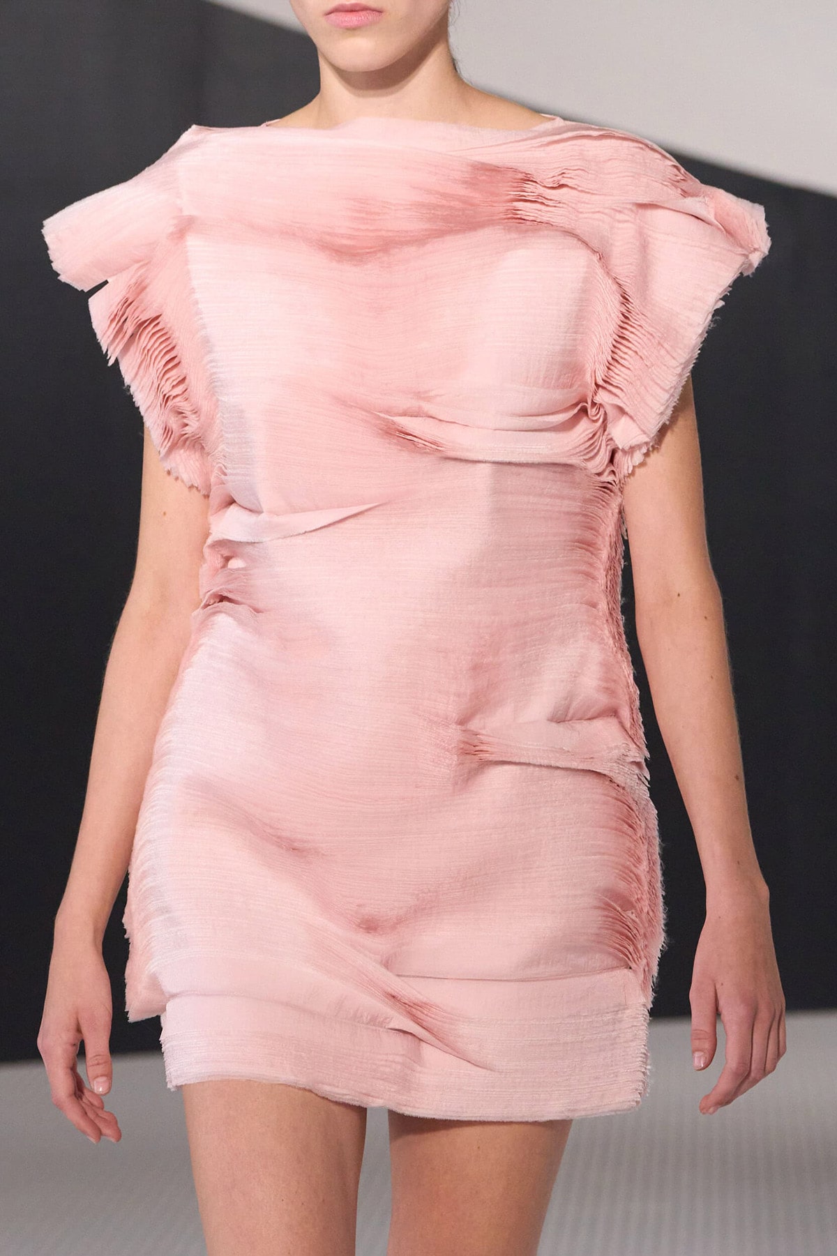 Jil Sander Spring 2026 5 min Simone Bellotti resetuje Jil Sander, ali sa dozom optimizma