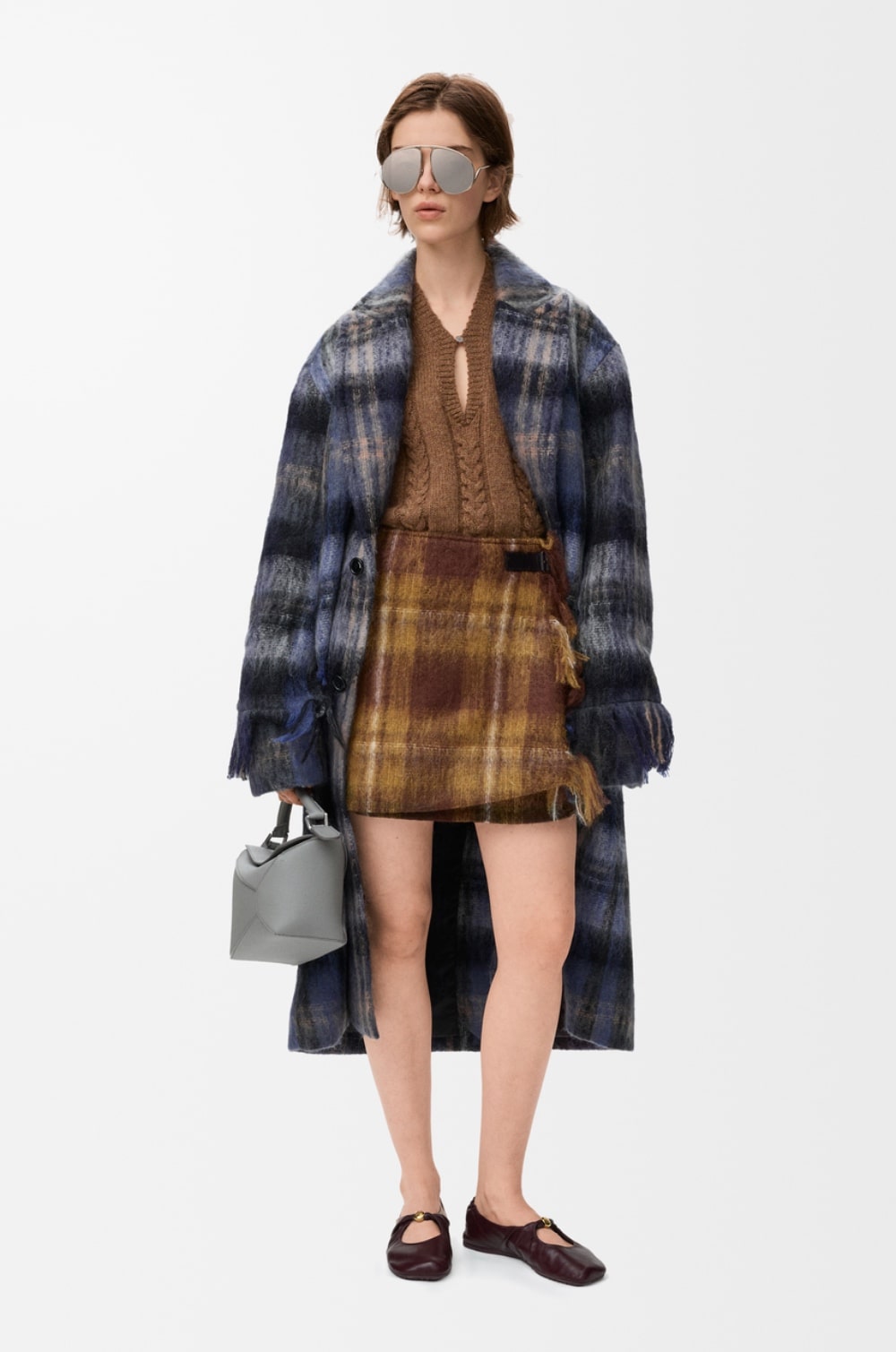 U fokusu: Loewe Belted Jacket kao manifest fluidnog luksuza Loewe kaput min U fokusu: Loewe Belted Jacket kao manifest fluidnog luksuza