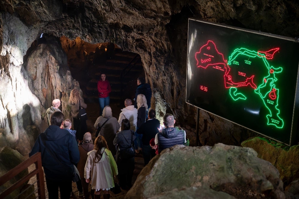 Defend Your Nature: Bili smo na jedinstvenom Defender putovanju kroz Istočnu Srbiju Resavska pecina 1 min Defend Your Nature: Bili smo na jedinstvenom Defender putovanju kroz Istočnu Srbiju