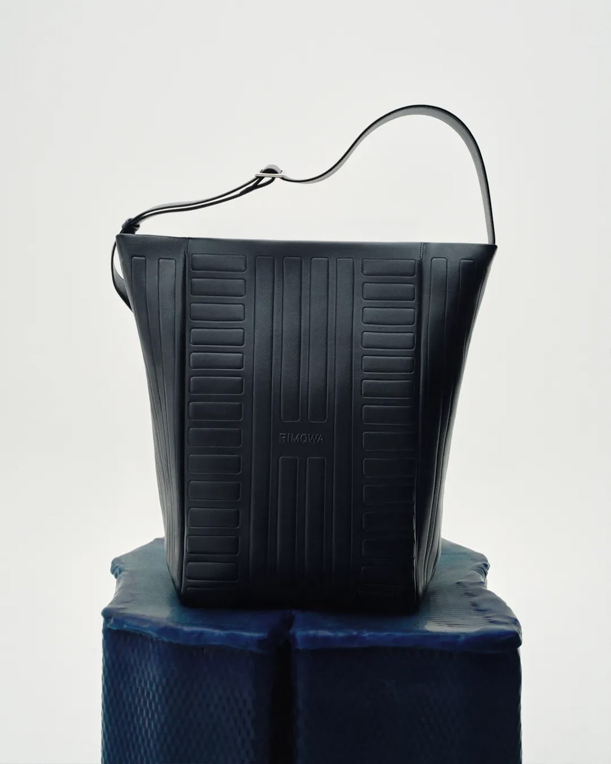 Rimowa više nije samo za putovanja upoznajte njihove prve kožne torbe Rimowa Launches Leather Bags Groove Collection 4 min Rimowa više nije samo za putovanja upoznajte njihove prve kožne torbe