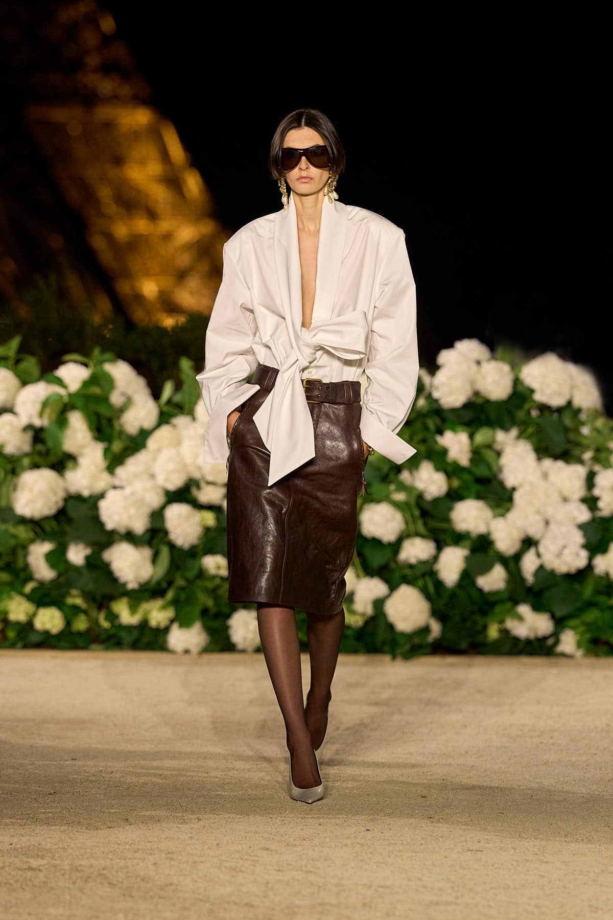 SAINT LAURENT FASHION SHOW WOMAN SUMMER26 RUNWAY 05 LR min Saint Laurent SS26: Preciznost, proporcija i povratak klupskom glamuru