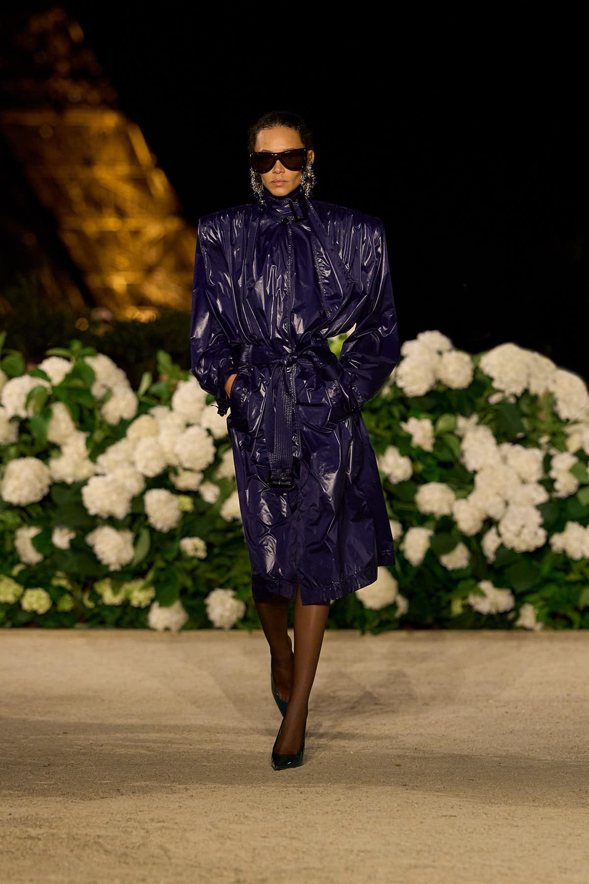 SAINT LAURENT FASHION SHOW WOMAN SUMMER26 RUNWAY 16 LR min Saint Laurent SS26: Preciznost, proporcija i povratak klupskom glamuru