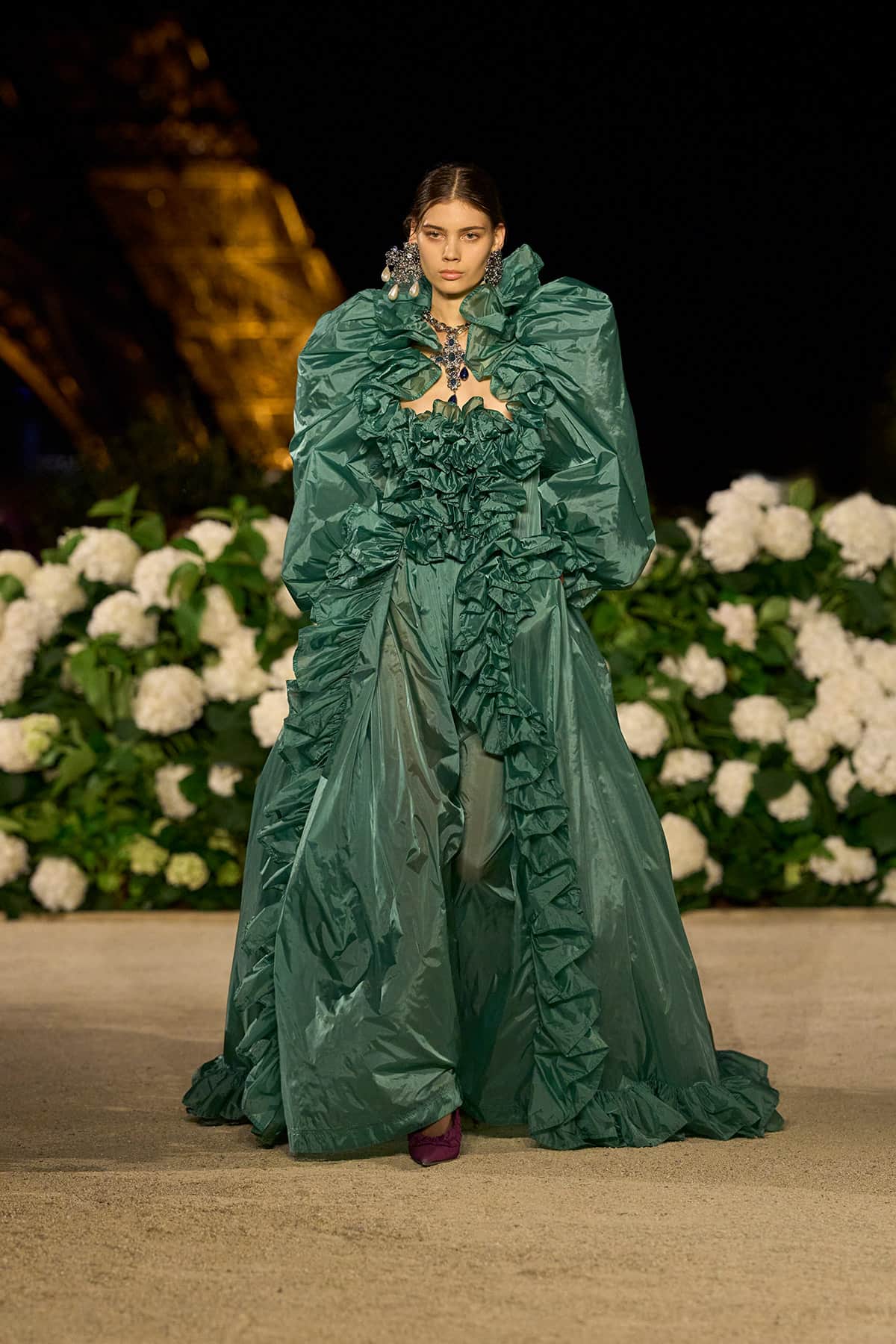 SAINT LAURENT FASHION SHOW WOMAN SUMMER26 RUNWAY 41 LR min Saint Laurent SS26: Preciznost, proporcija i povratak klupskom glamuru