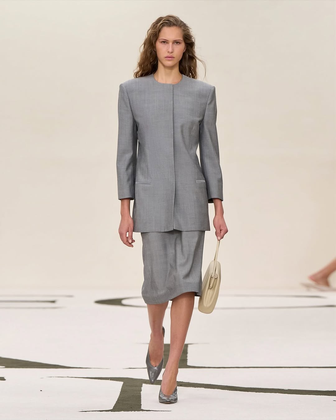 SnapInsta.to 476621784 18489290836001889 2329494571819597384 n Kancelarijski stil kao manifest: 5 ključnih trendova za JZ25