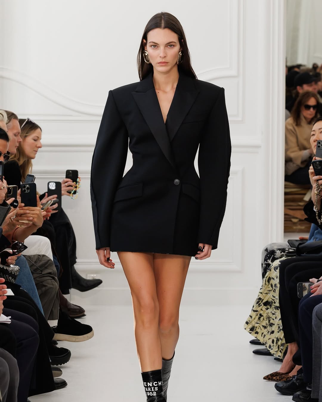 SnapInsta.to 483265936 18059679827065779 4879028558298513629 n Kancelarijski stil kao manifest: 5 ključnih trendova za JZ25