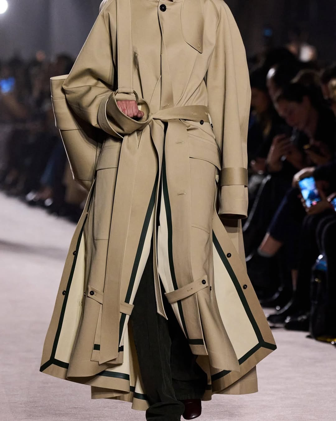 SnapInsta.to 483421054 18383883775112243 7647639835592834317 n Kancelarijski stil kao manifest: 5 ključnih trendova za JZ25