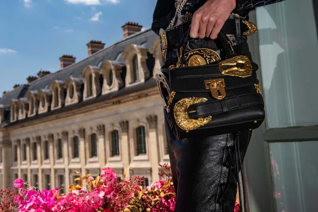  Schiaparelli Secret je najtraženija torba sezone, a evo zbog čega je posebna