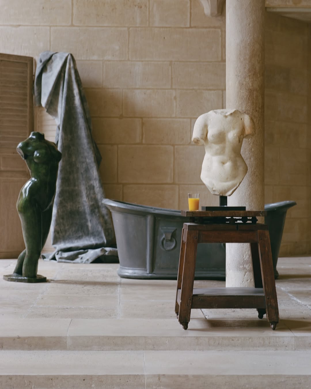 SnapInsta.to 549247071 18524694472060514 4543499545360589109 n Simon Porte Jacquemus predstavlja Myths izložbu u Parizu