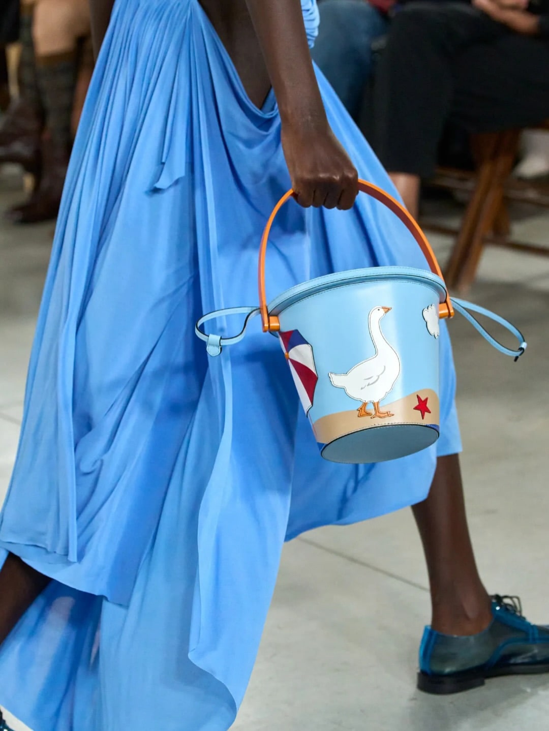 SnapInsta.to 553360867 18025766342724365 9064441484708841156 n min Da li biste nosili nove Moschino torbe?