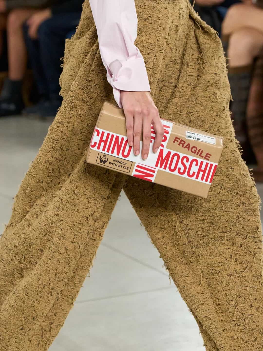 SnapInsta.to 554301560 18025766333724365 7613745864632779226 n 1 min Da li biste nosili nove Moschino torbe?