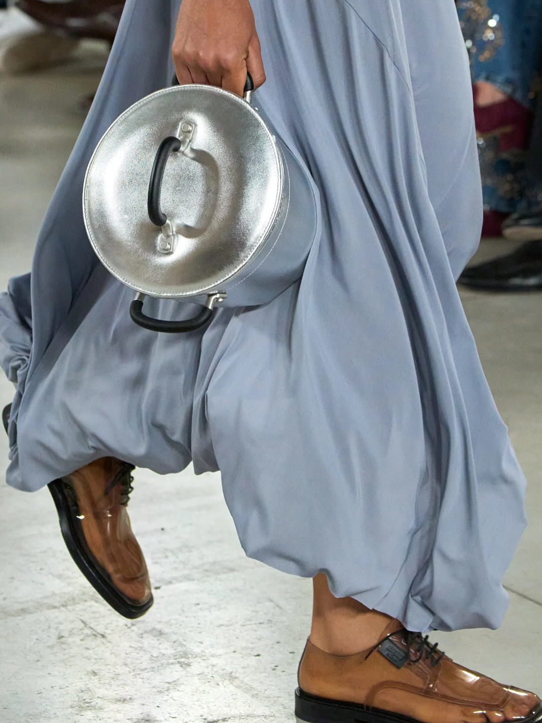 SnapInsta.to 554648162 18025766420724365 3912507307810285341 n min Da li biste nosili nove Moschino torbe?