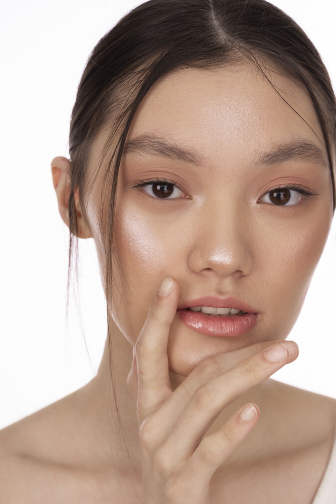 front view korean woman posing studio optimized 200 Ovi korejski proizvodi za negu lica ispod 2000 dinara su naši favoriti