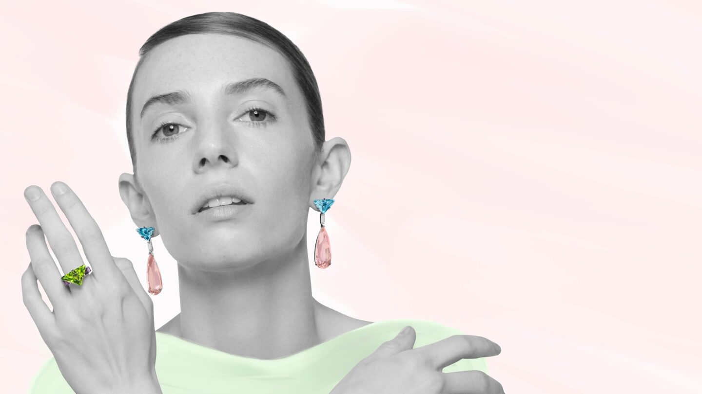 Prada uvodi revoluciju boja u luksuzni nakit kroz Couleur Vivante kolekciju highxtar prada fine jewelry 4 1440x810 1 Prada uvodi revoluciju boja u luksuzni nakit kroz Couleur Vivante kolekciju