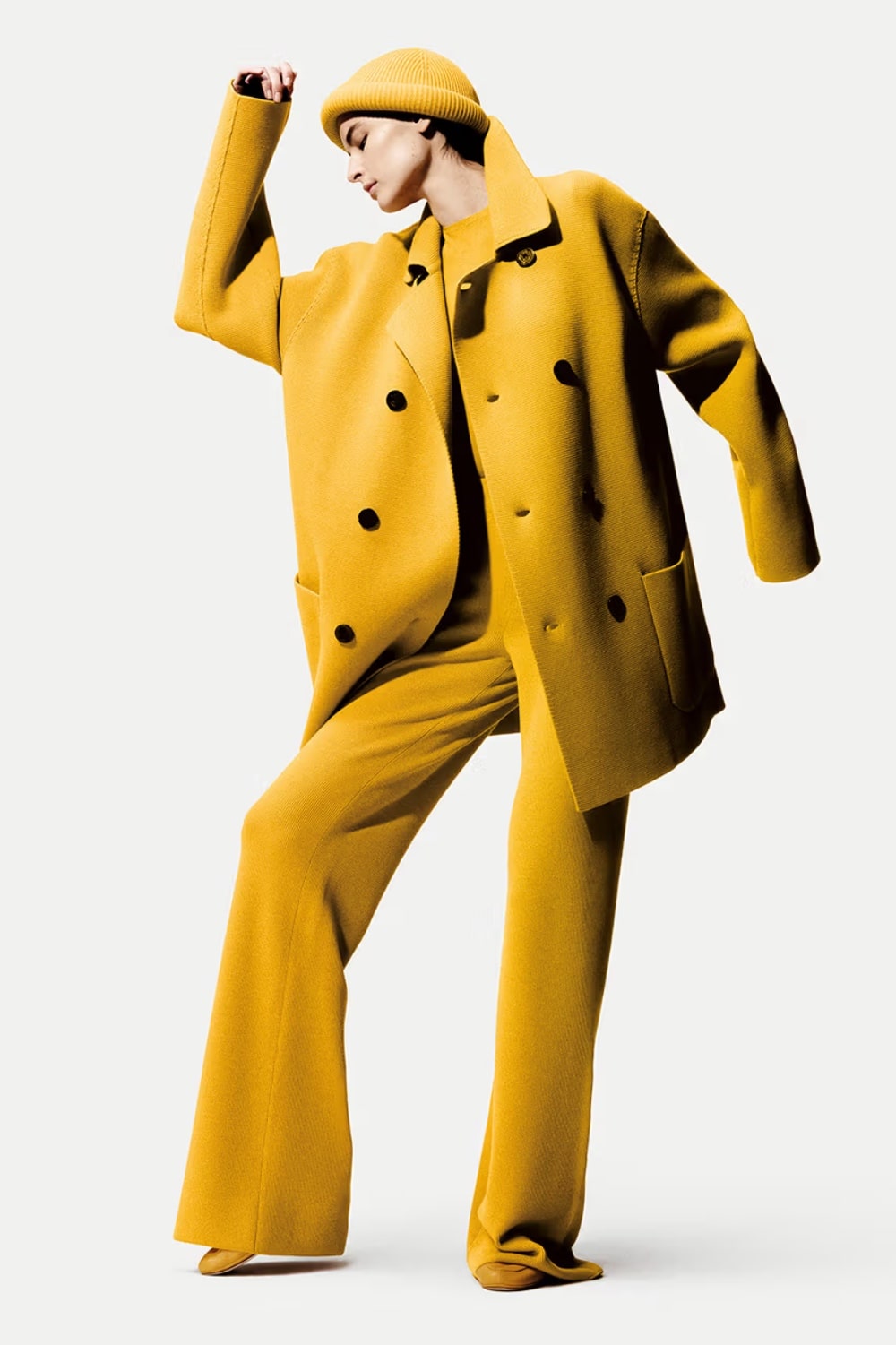 https hypebeast.com wp content blogs.dir 6 files 2025 09 24 loro piana spring summer 2026 lookbook release info 02 min Loro Piana SS26 je kolekcija sa puno boja koju nismo očekivali   i dopada nam se