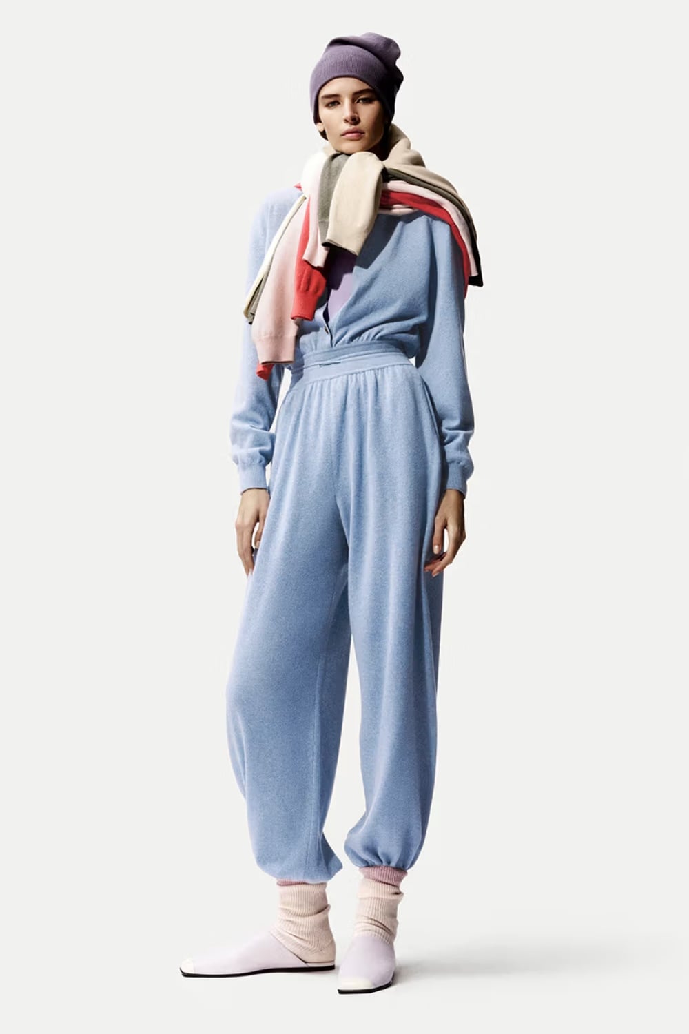 Loro Piana SS26 je kolekcija sa puno boja koju nismo očekivali i dopada nam se https hypebeast.com wp content blogs.dir 6 files 2025 09 24 loro piana spring summer 2026 lookbook release info 37 min Loro Piana SS26 je kolekcija sa puno boja koju nismo očekivali i dopada nam se