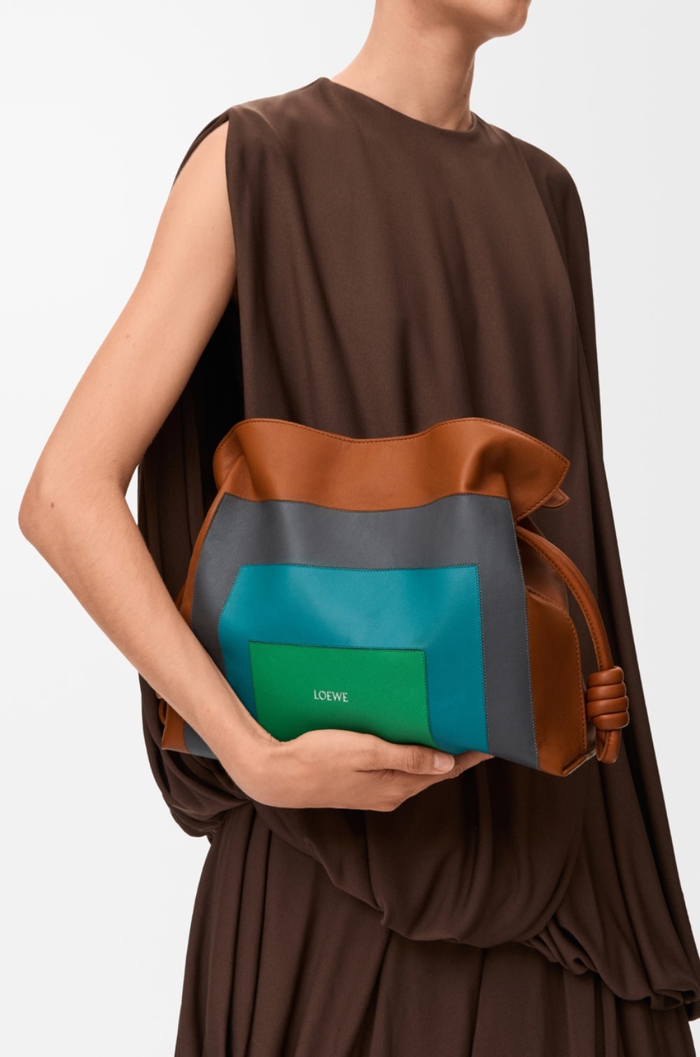 U fokusu: Loewe Belted Jacket kao manifest fluidnog luksuza loewe torba min U fokusu: Loewe Belted Jacket kao manifest fluidnog luksuza