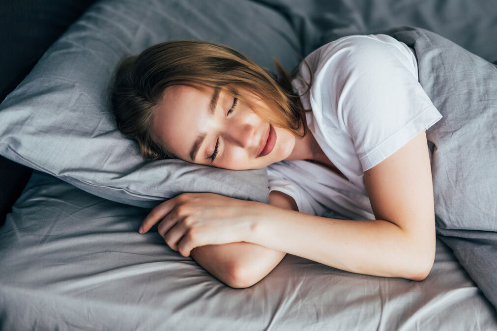 woman sleeping optimized 200 Da li spavate u poziciji koja odražava stres?