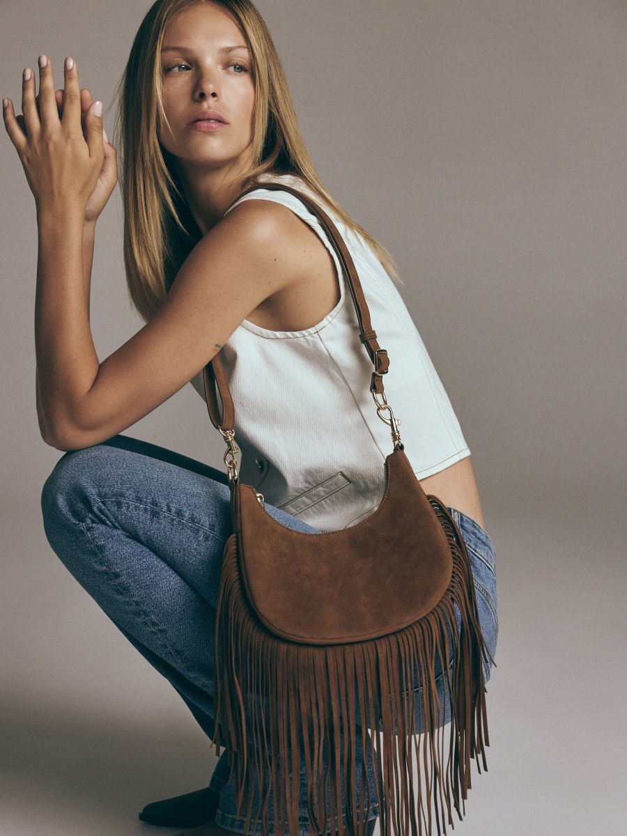 Rese u trendu: Kako već sada nositi boho detalj sezone SS26 403CM 82X 001 1 859579 3 Rese u trendu: Kako već sada nositi boho detalj sezone SS26