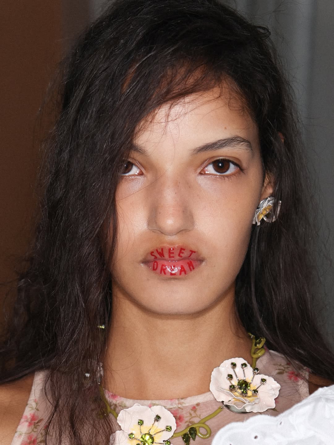 SnapInsta.to 553339970 18535416067025263 5828094920094752253 n 1 Usne na revijama SS26: Od Miu Miu minimalizma do dramatičnog Simone Rocha look a