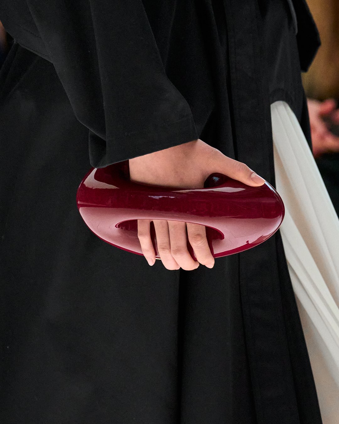 snapins ai 3736788789134633095 min Zvezde Alaïa SS26 revije? Torbe koja izgledaju kao umetnička instalacija