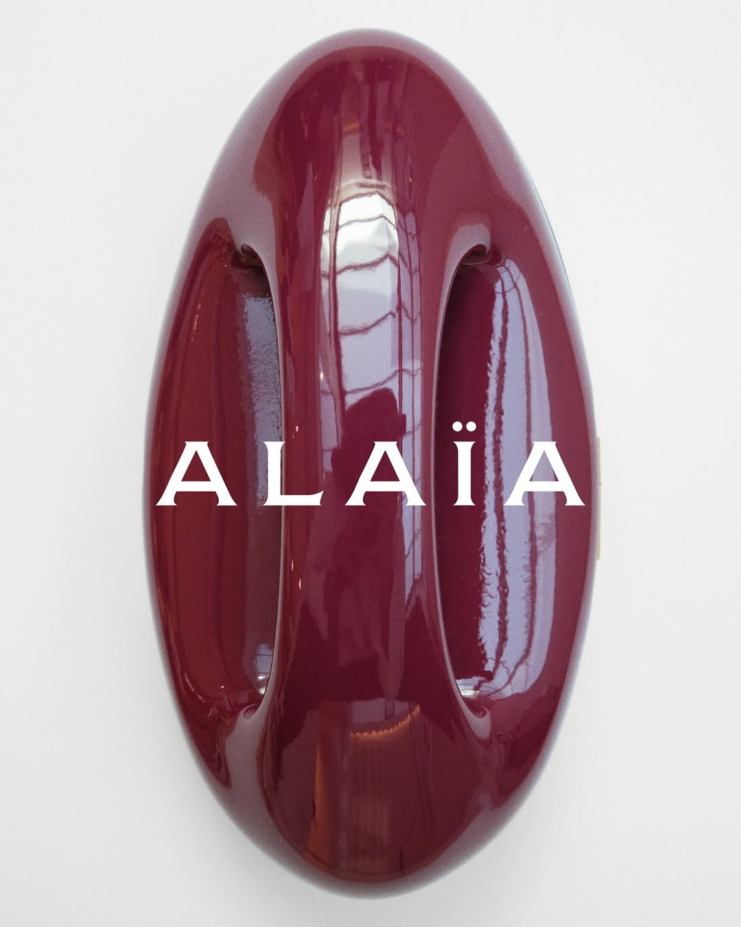 snapins ai 3738208554436851979 min Zvezde Alaïa SS26 revije? Torbe koja izgledaju kao umetnička instalacija