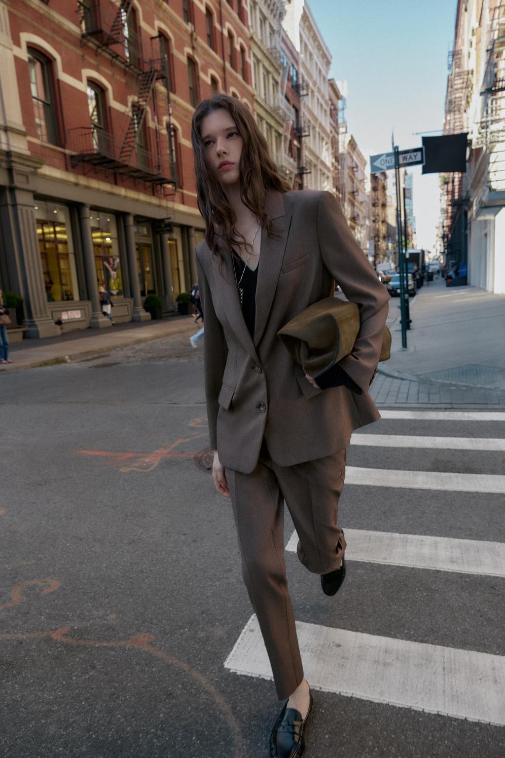 08924542700 p Braon pantalone su trend sezone   imamo vodič kako da ih kombinujete