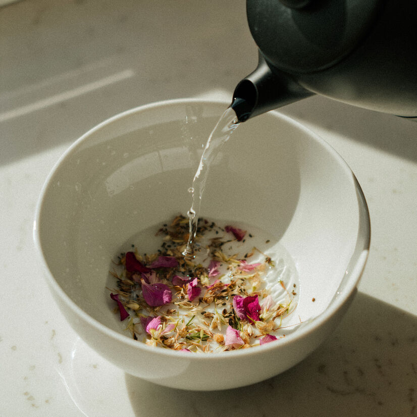 1e0a4ae4 8114 4636 9d82 184d60555098 1 optimized 200 Da li voda od ruzmarina za kosu zaista podstiče rast?