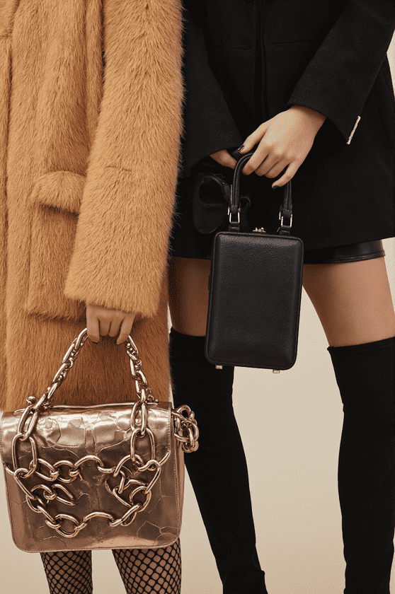 Contrasting Fashion Styles optimized 200 Šljokice, printovi i boje: Vodič za izbor savršene party torbice