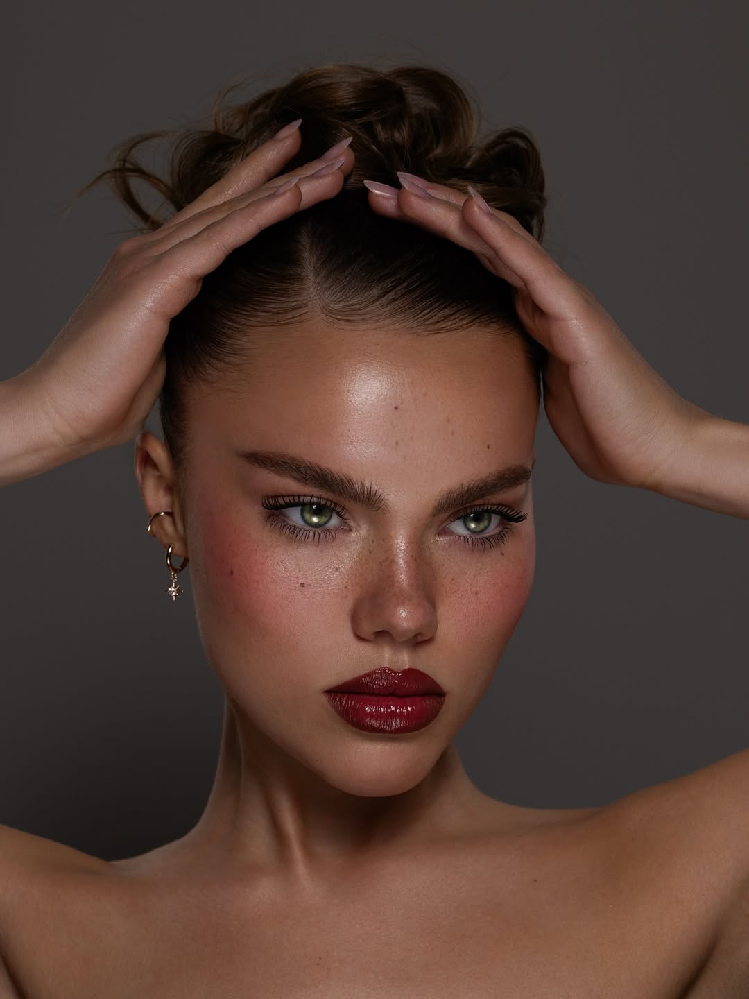 SnapInsta.to 535257385 18392025049189544 3241895677111794764 n Kako nositi jesenje makeup trendove u 2025   svaki dan