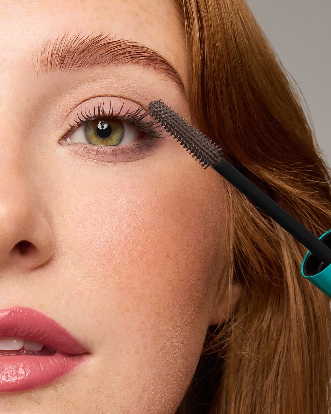 SnapInsta.to 541438388 18525785881001746 8132931315416854027 n 1 min Siva maskara je novi TikTok beauty favorit i suptilna zamena za crnu