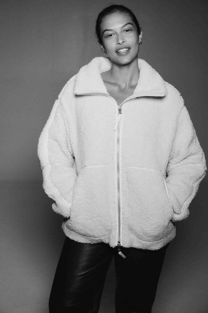 Popularne jesenje jakne iz domaće ponude: Vodič za sezonu ef5ad7ec910b9386e5a955c1cb5e1ef22da0d8a3 1 min optimized Popularne jesenje jakne iz domaće ponude: Vodič za sezonu