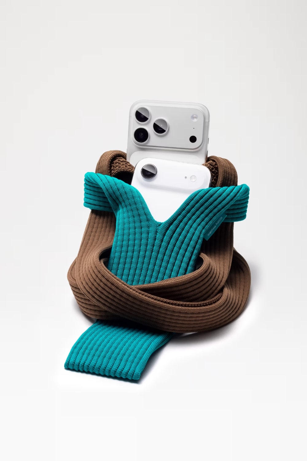 iPhone Pocket Issey Miyake apple kolaboracija 2 min Issey Miyake i Apple kreirali su savršenu torbicu za tvoj iPhone (i sve ostalo što nosiš sa sobom)