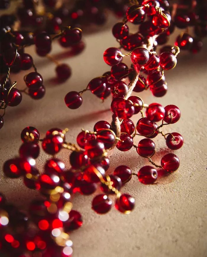 zara crvena girlanda min Zara Home novogodišnja dekoracija: Najlepši ukrasi za dom i poklone