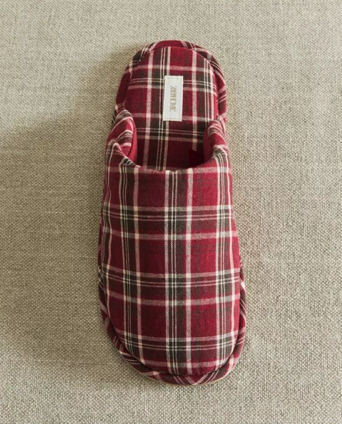 zara karirane papuce min Zara Home novogodišnja dekoracija: Najlepši ukrasi za dom i poklone