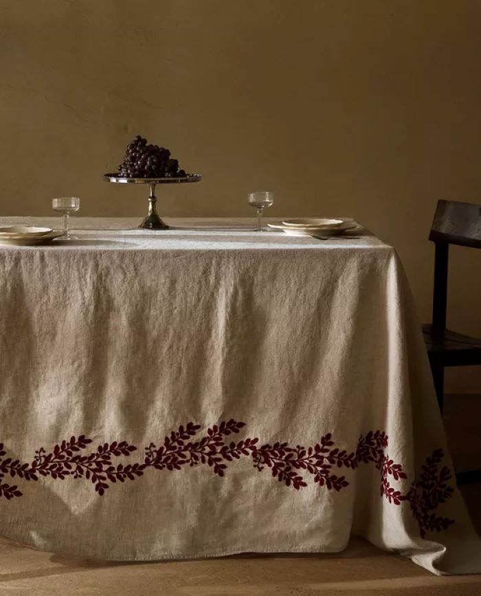 zara laneni stolnjak sa crvenom granom min Zara Home novogodišnja dekoracija: Najlepši ukrasi za dom i poklone