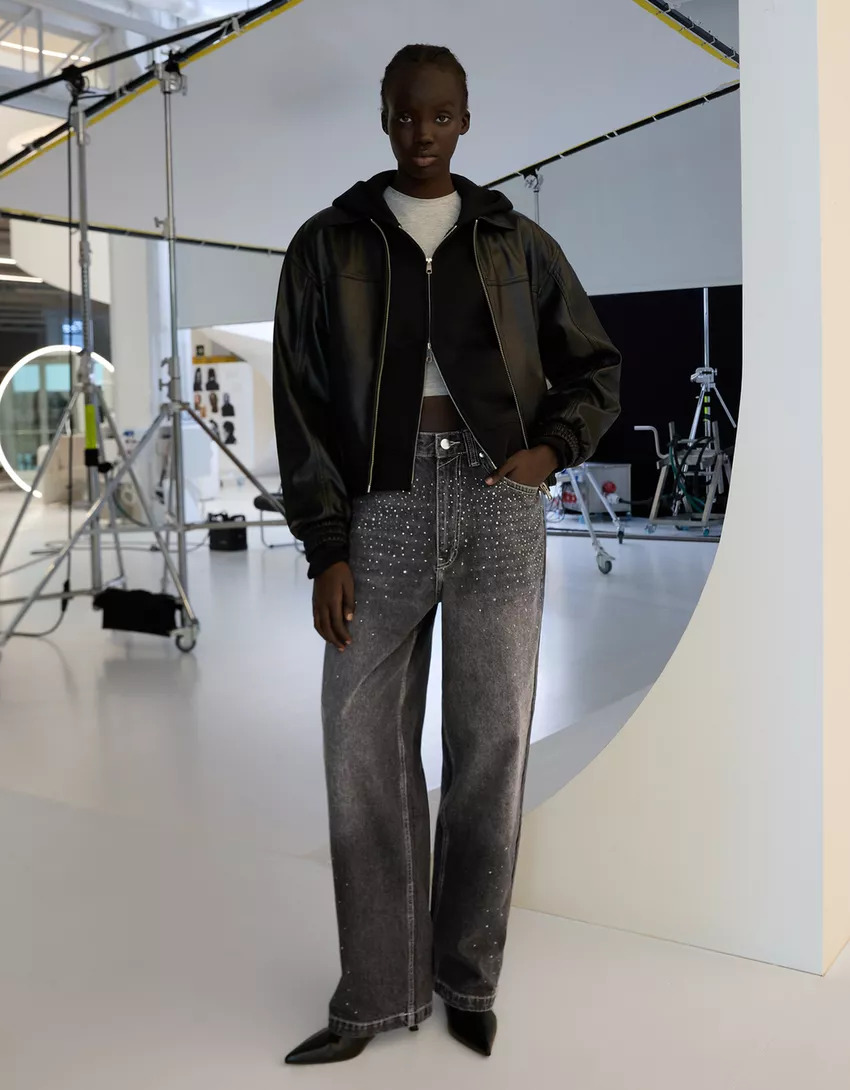 05378156800 05 a2d Svetlucave farmerke su ključni komad party sezone, a evo kako da ih stilizujete