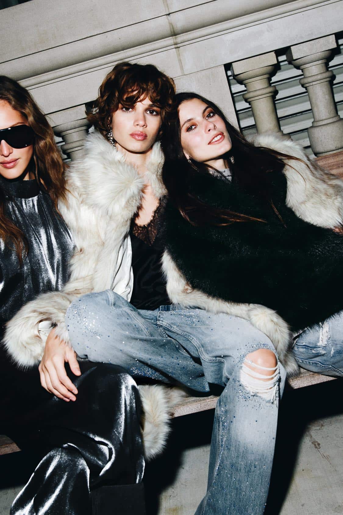 06688211407 a1 min Svetlucave farmerke su ključni komad party sezone, a evo kako da ih stilizujete