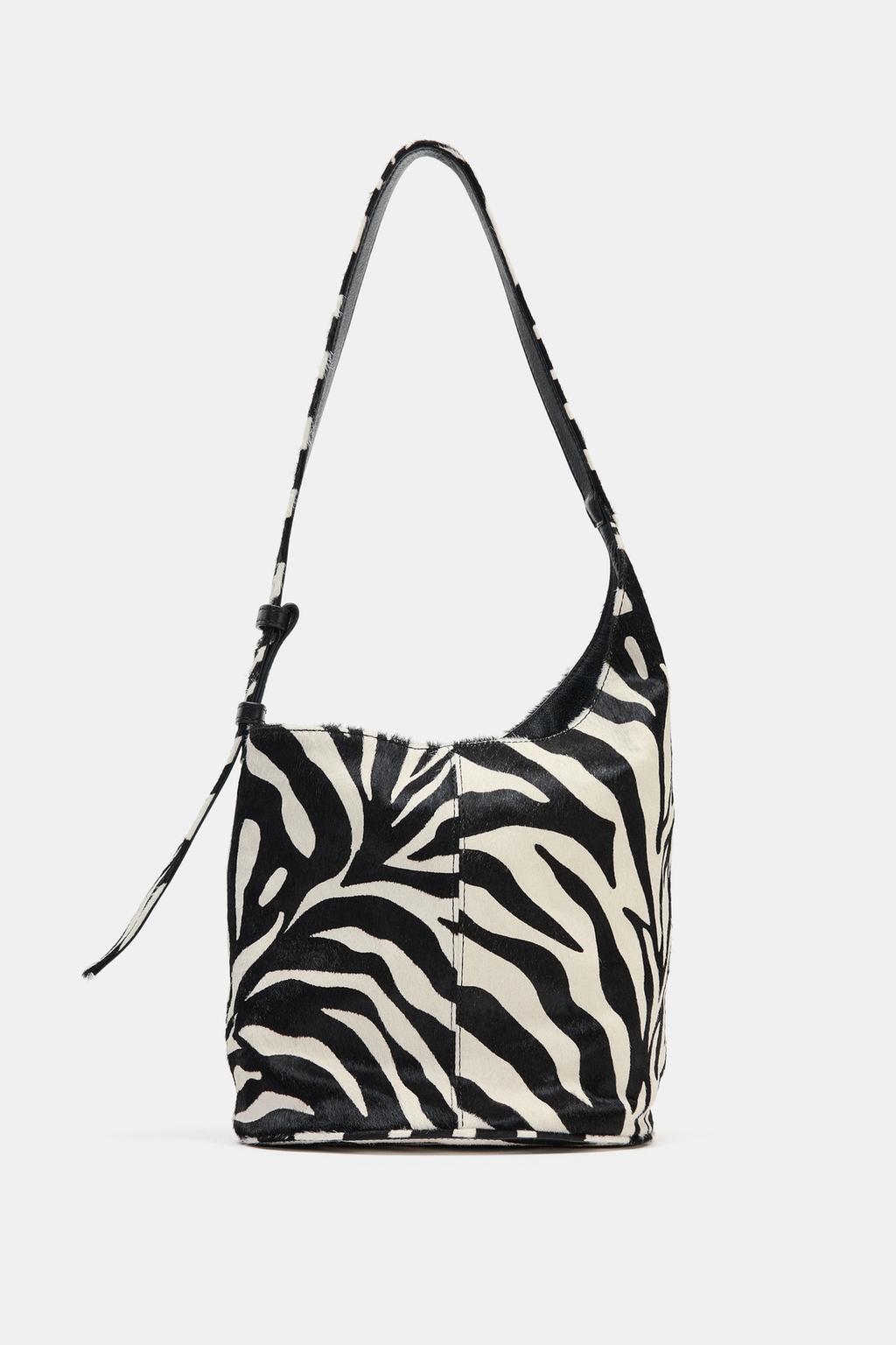 Ove zime svi nose torbe sa zebra printom kao statement komad 16666610194 e1 Ove zime svi nose torbe sa zebra printom kao statement komad