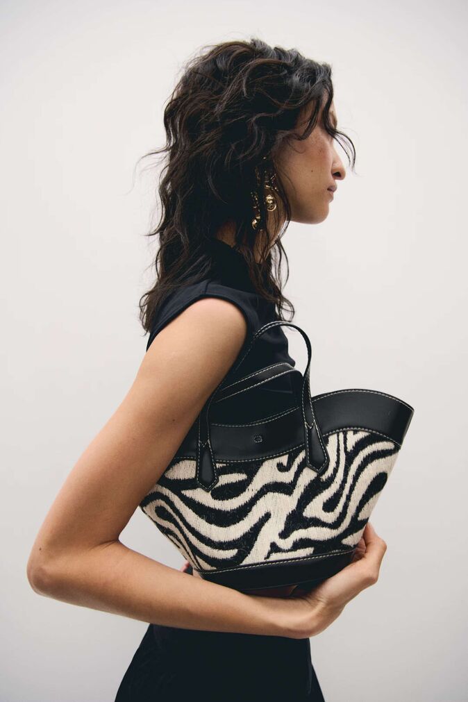 Ove zime svi nose torbe sa zebra printom kao statement komad 65d8b44d228e484e32346047d452381c6526ebbd min 1 optimized Ove zime svi nose torbe sa zebra printom kao statement komad