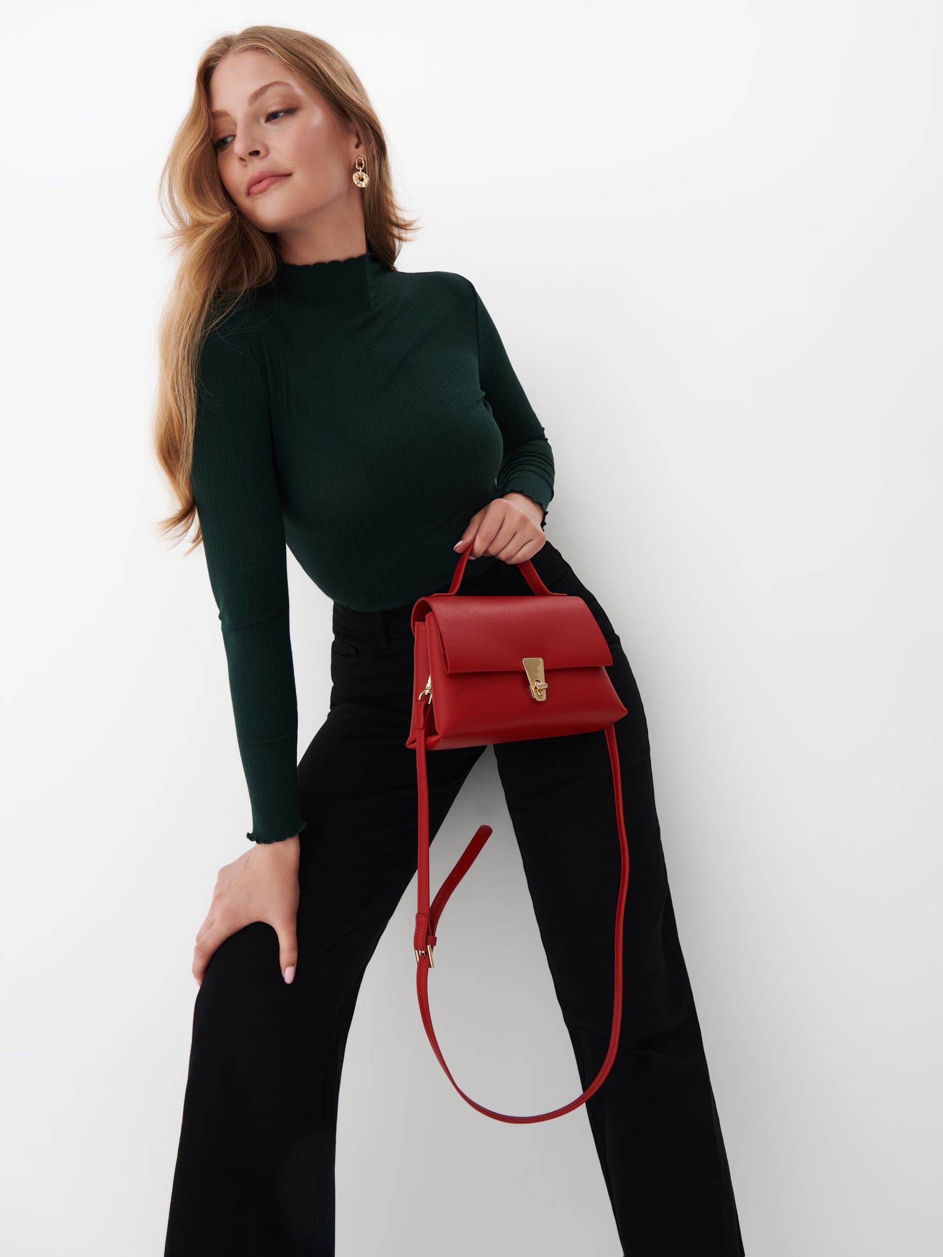 Crveni modni komadi koji su vam potrebni u garderoberu ove zime 7420Q 33X 020 1 521495 7 min Crveni modni komadi koji su vam potrebni u garderoberu ove zime